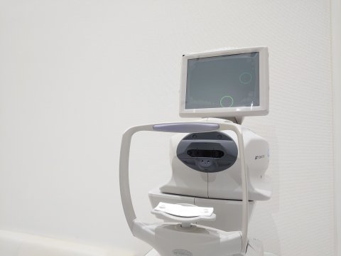 目の健康状態を計測する機器（スペキュラーマイクロスコープ）導入しております